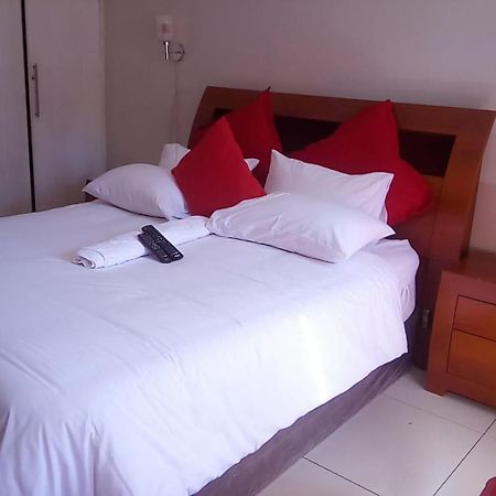 Super Classic Guest House Pretoria Bagian luar foto