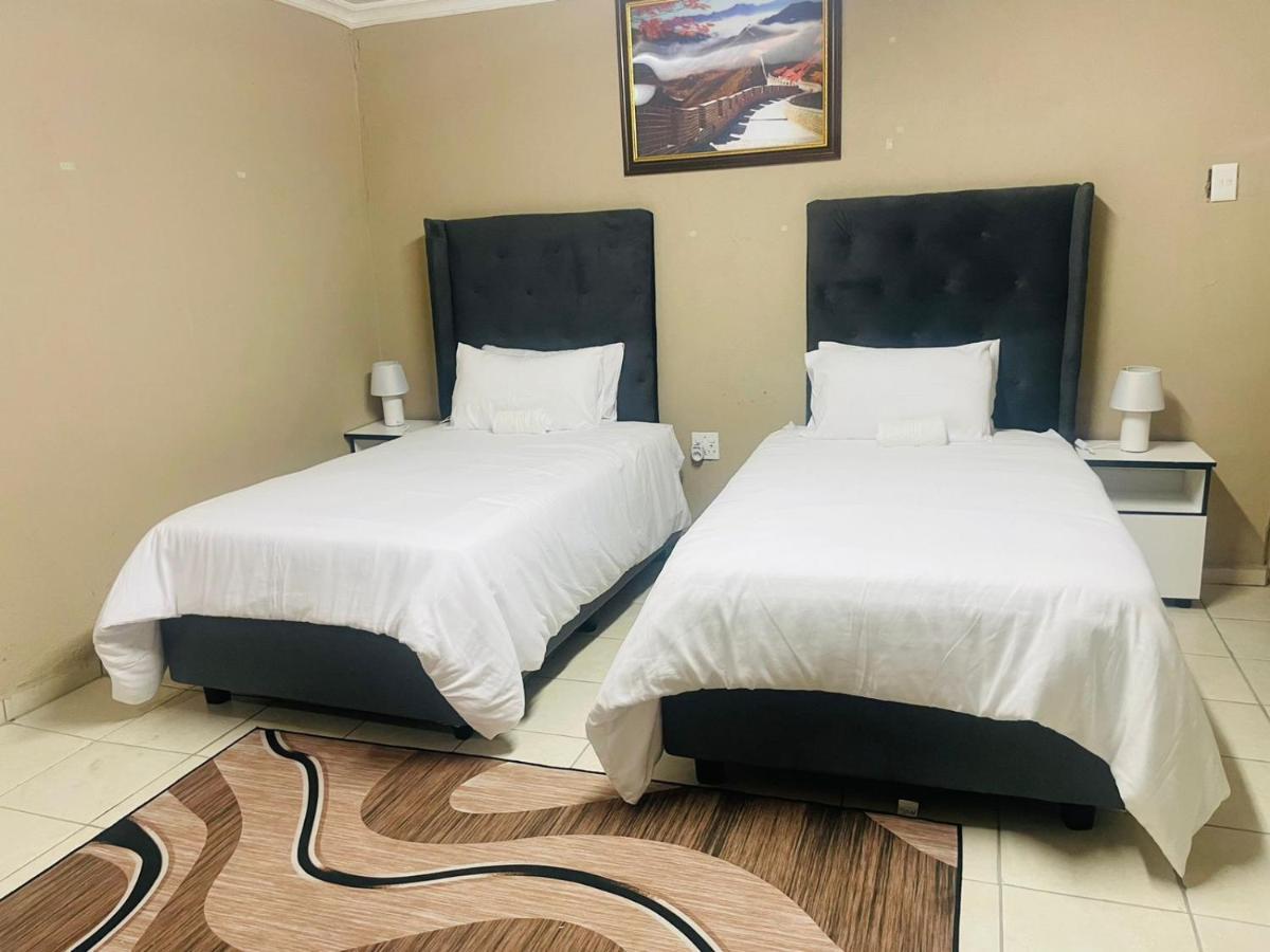 Super Classic Guest House Pretoria Bagian luar foto