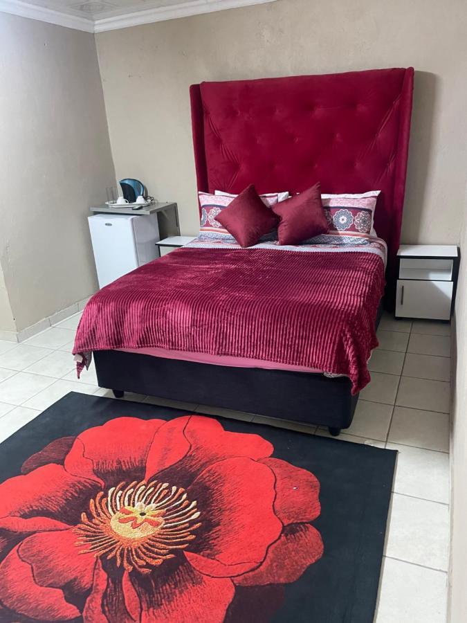Super Classic Guest House Pretoria Bagian luar foto