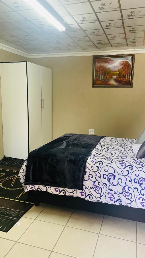 Super Classic Guest House Pretoria Bagian luar foto