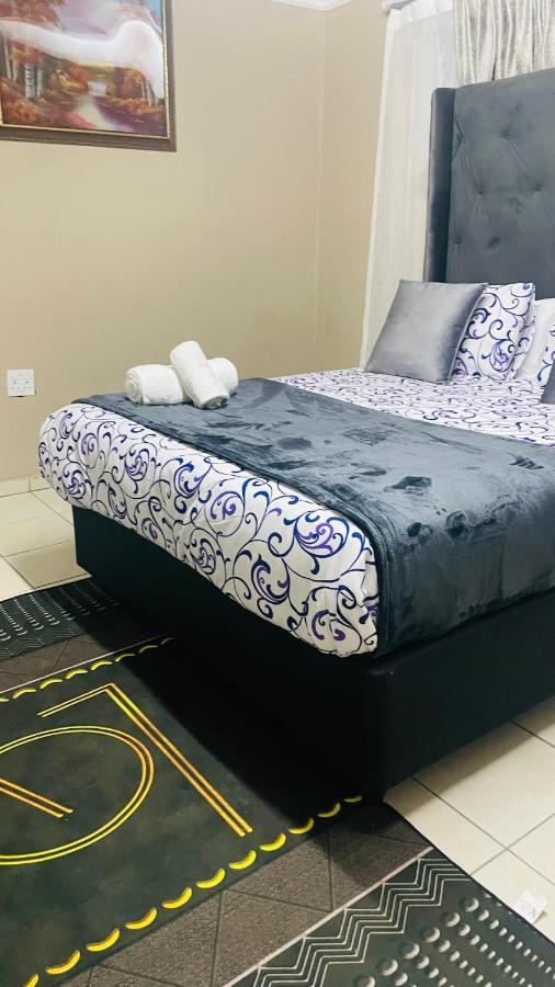 Super Classic Guest House Pretoria Bagian luar foto