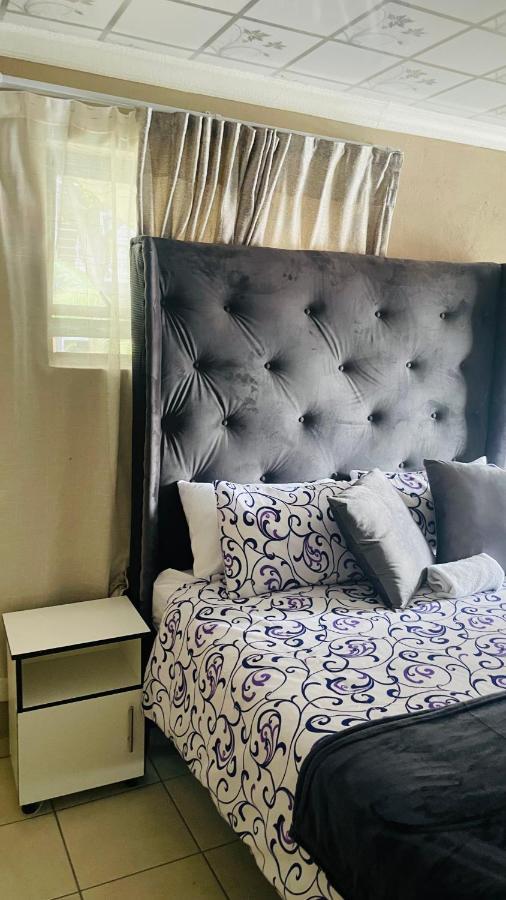 Super Classic Guest House Pretoria Bagian luar foto
