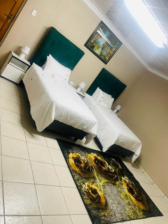 Super Classic Guest House Pretoria Bagian luar foto