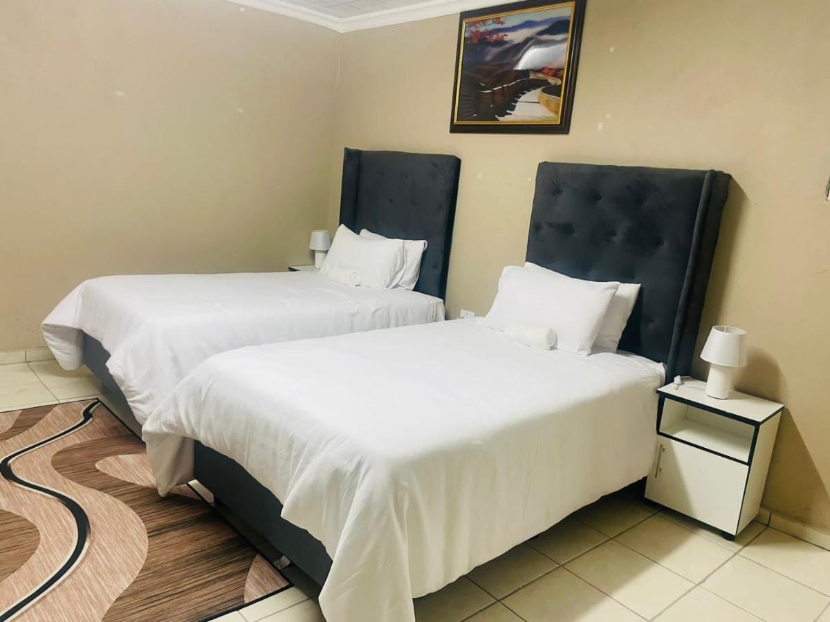 Super Classic Guest House Pretoria Bagian luar foto