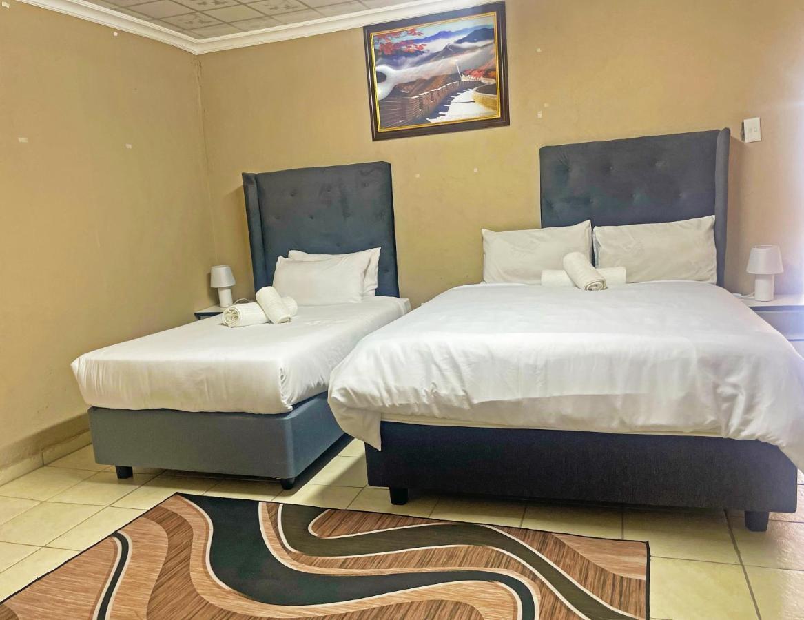 Super Classic Guest House Pretoria Bagian luar foto